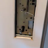 Cerrajeros alicante baratos reparando cerradura